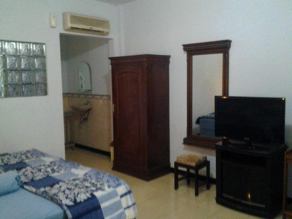 Hotel Wisma Djaja Syariah Bojonegoro Habitación foto